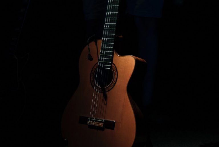 Read more about the article שיעורי גיטרה לבת המצווה